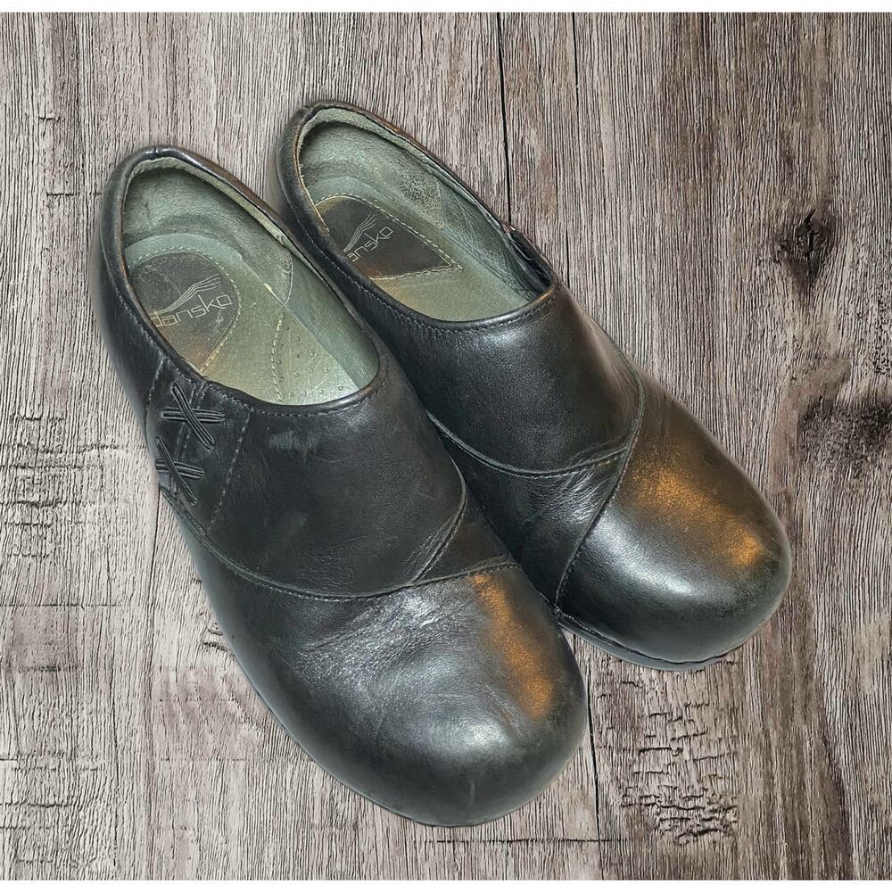 Dansko black leather women’s shoes.‎ Size 8. Clogs